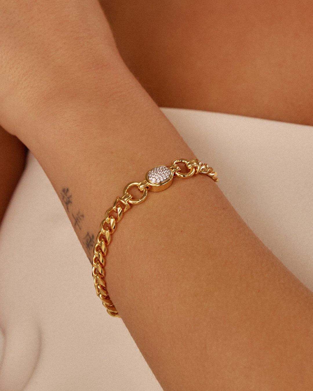 Pavé Oval Link Bracelet — detail view