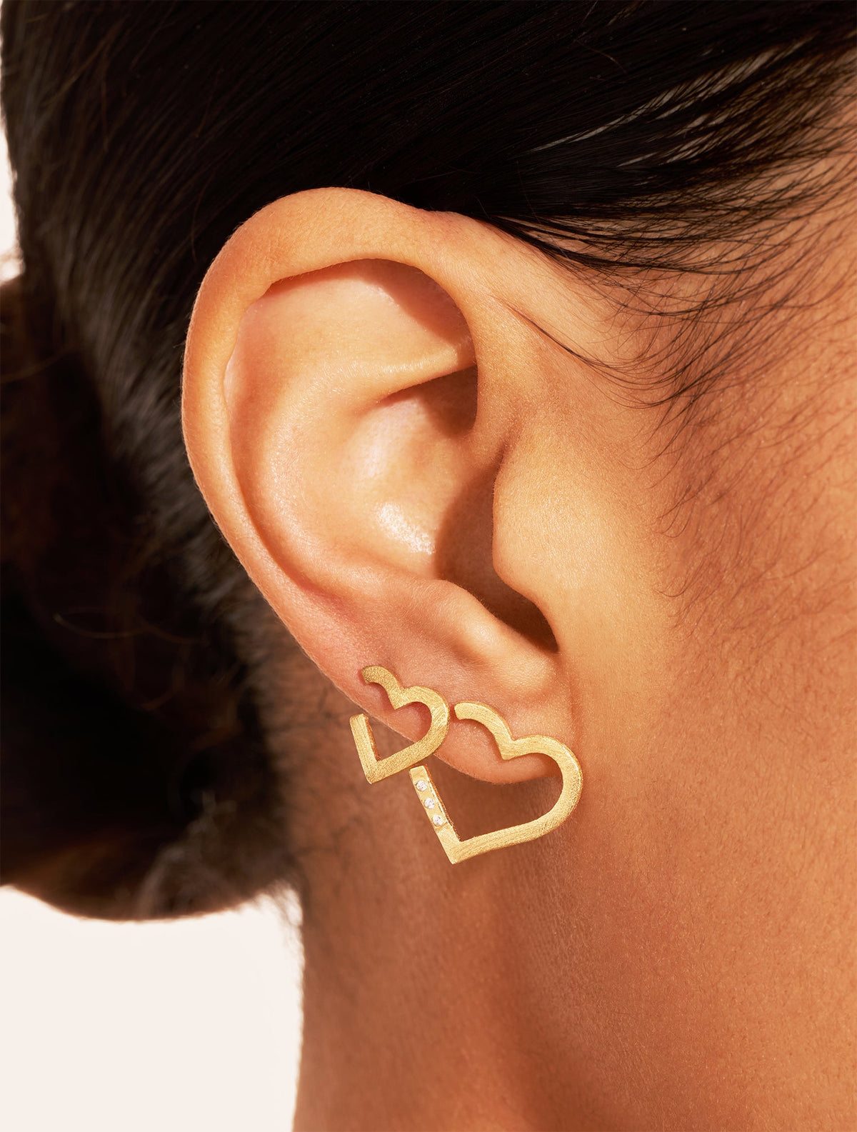 Magnetique Earrings - Coeur - White Zircons - detail view