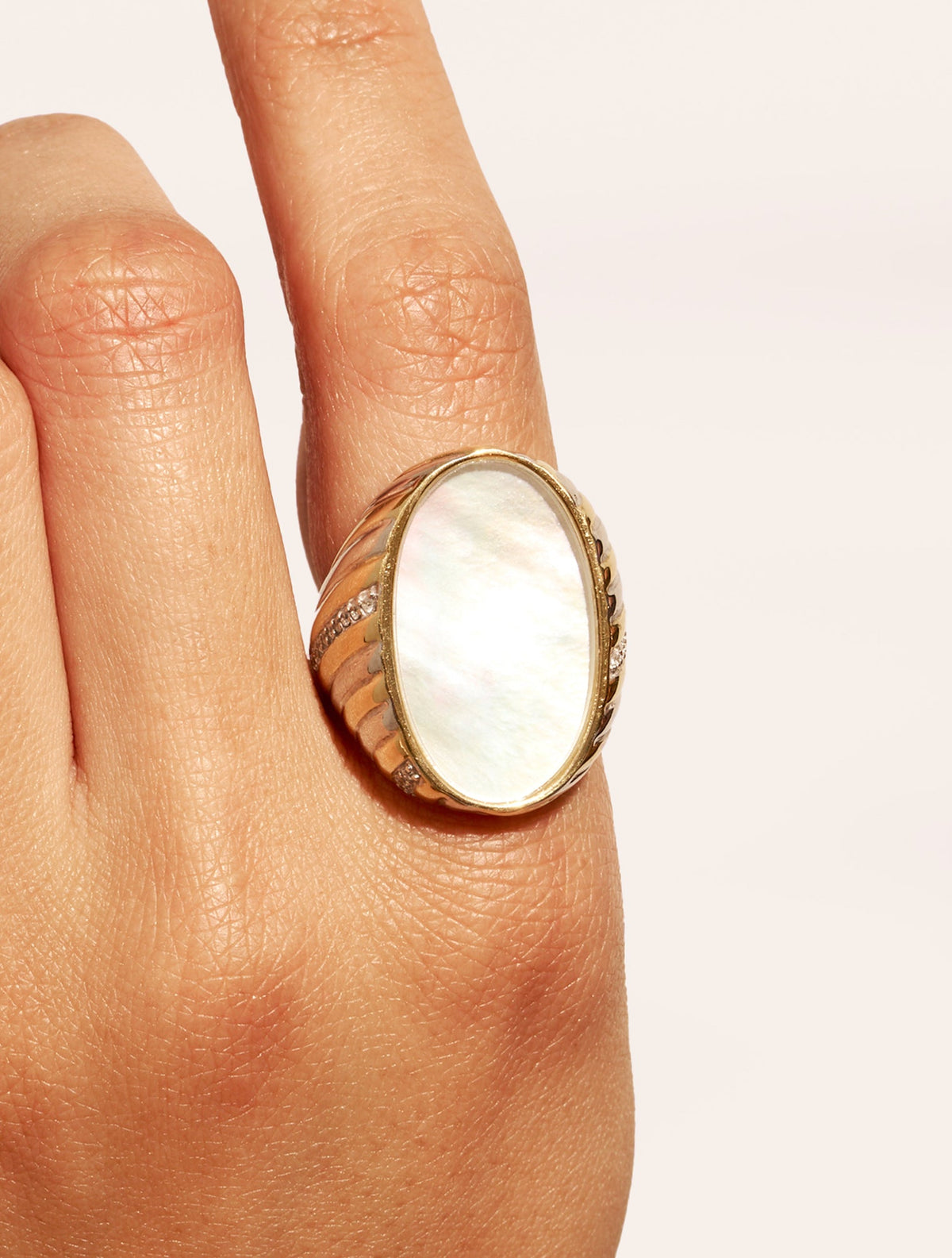 Amara Ring - Mother-of-pearl - detail view