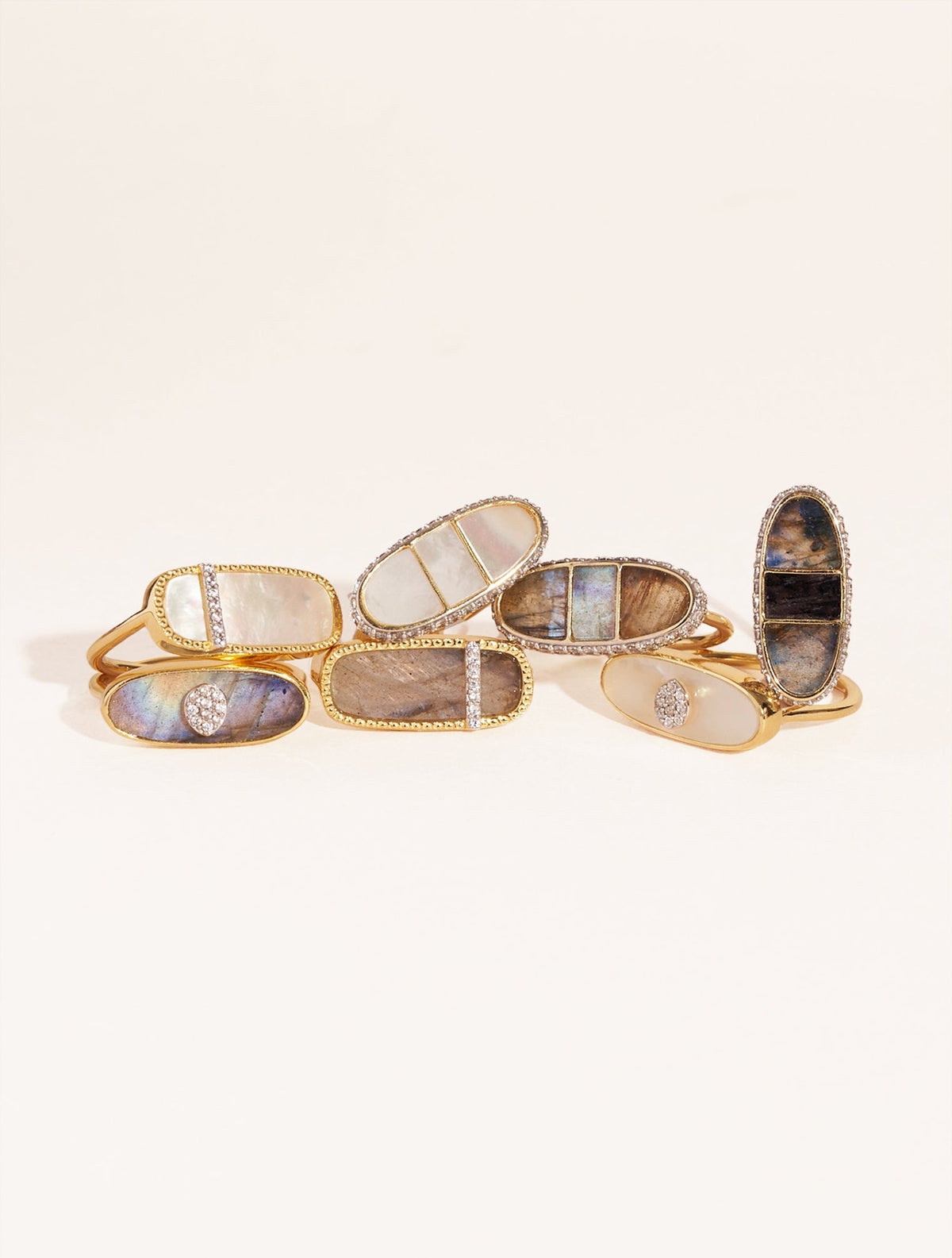 Izy Ring - 1 - Labradorite - detail view