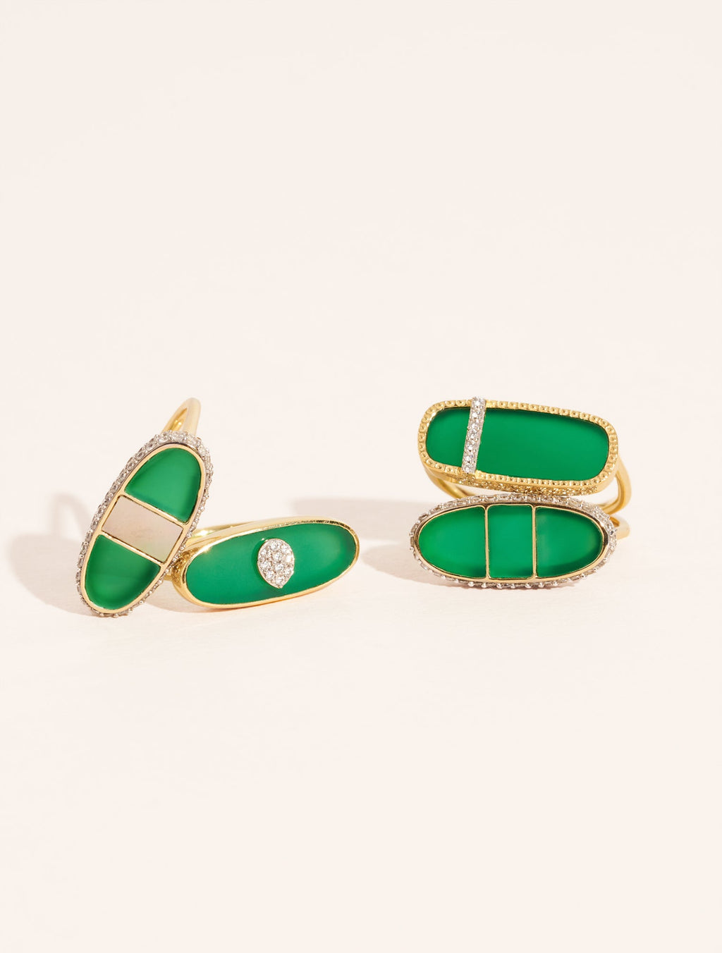 Izy Ring - 1 - Onyx Green / Mother-of-pearl Grey - detail view