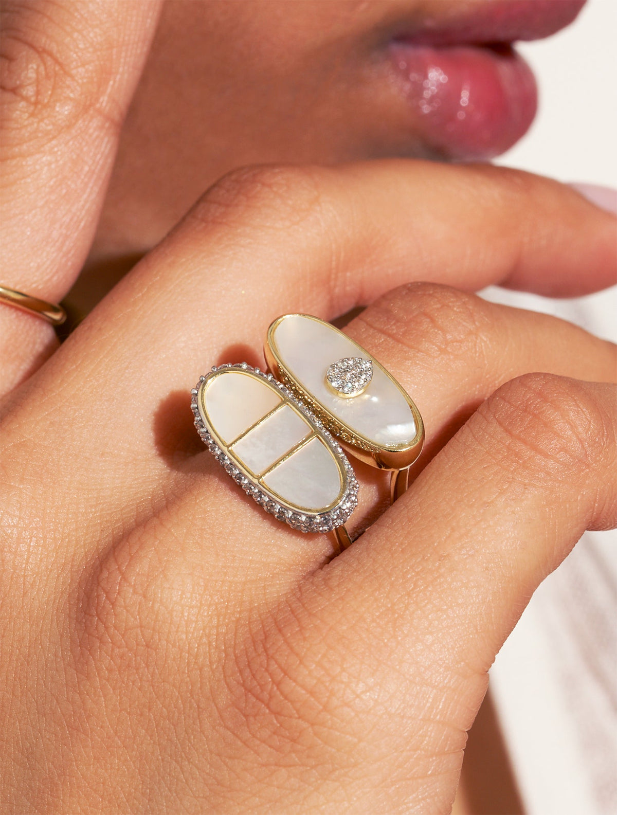 Izy Ring - 1 - Mother-of-pearl - detail view