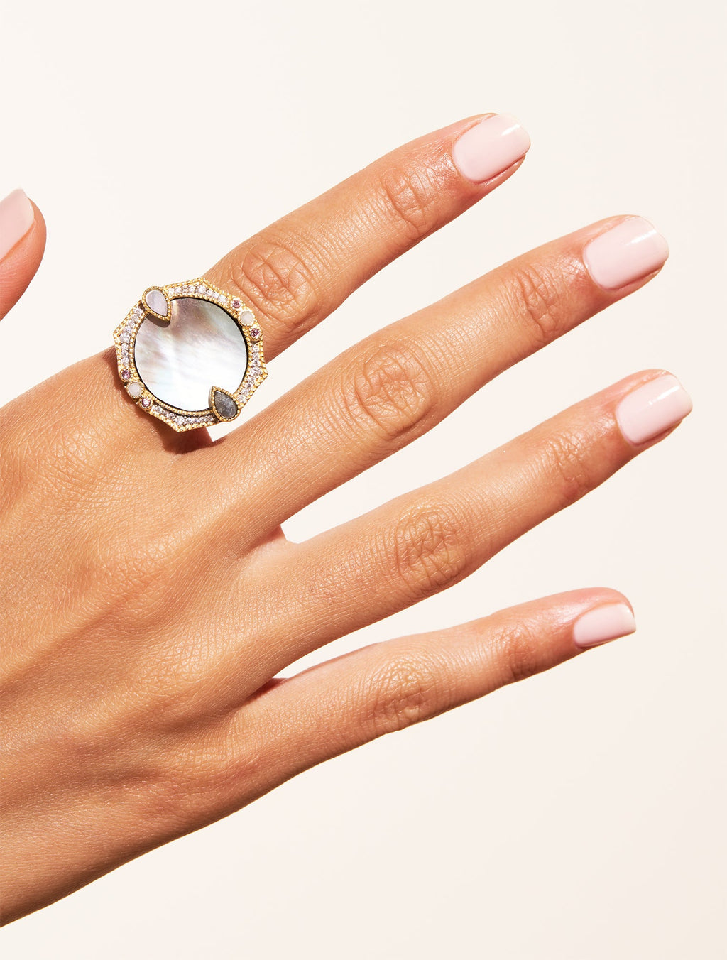 Janih Ring - Grey Mother-of-pearl - detail view