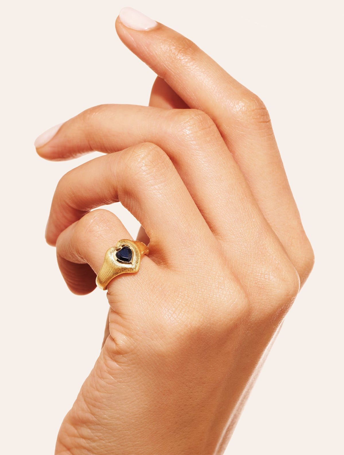 Magnetique Ring - Coeur - Quartz coloured Blue - detail view