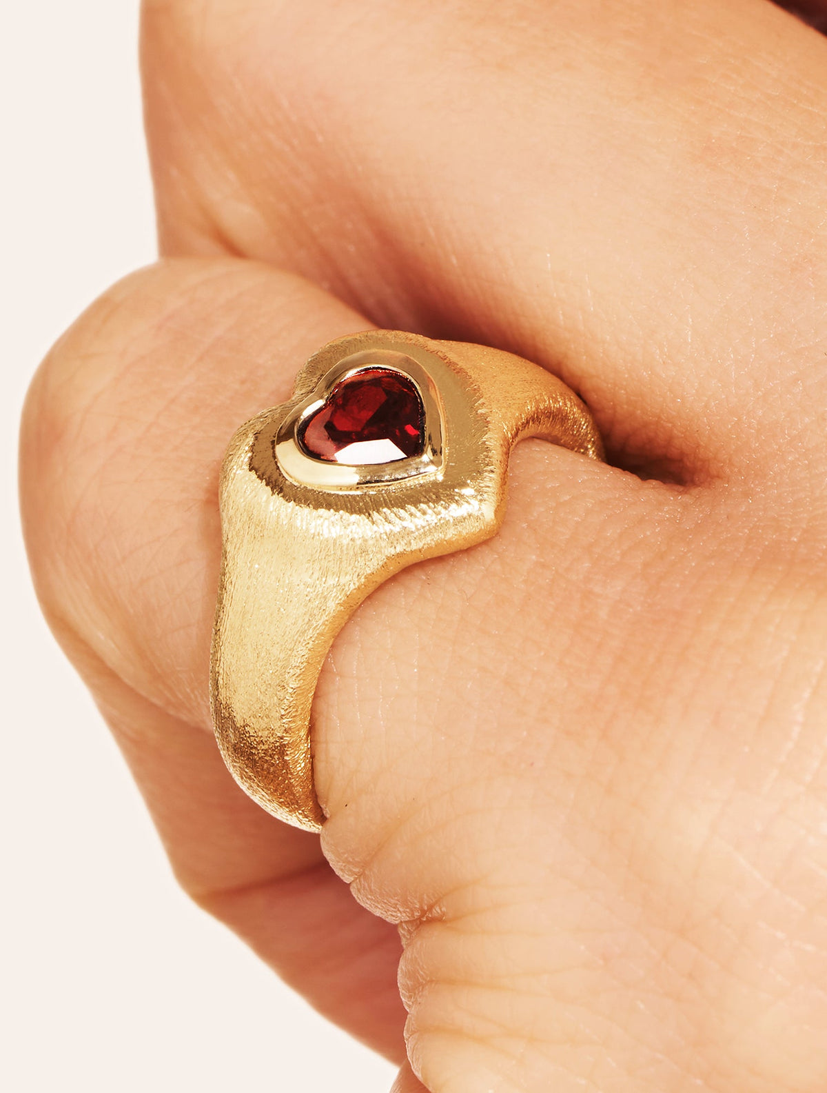 Magnetique Ring - Coeur - Quartz coloured bordeaux - alternate view
