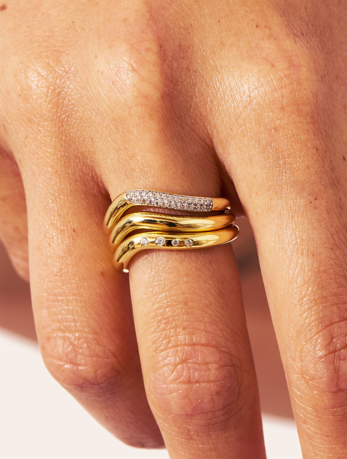 Origine Ring - 4 zircons sertis - detail view