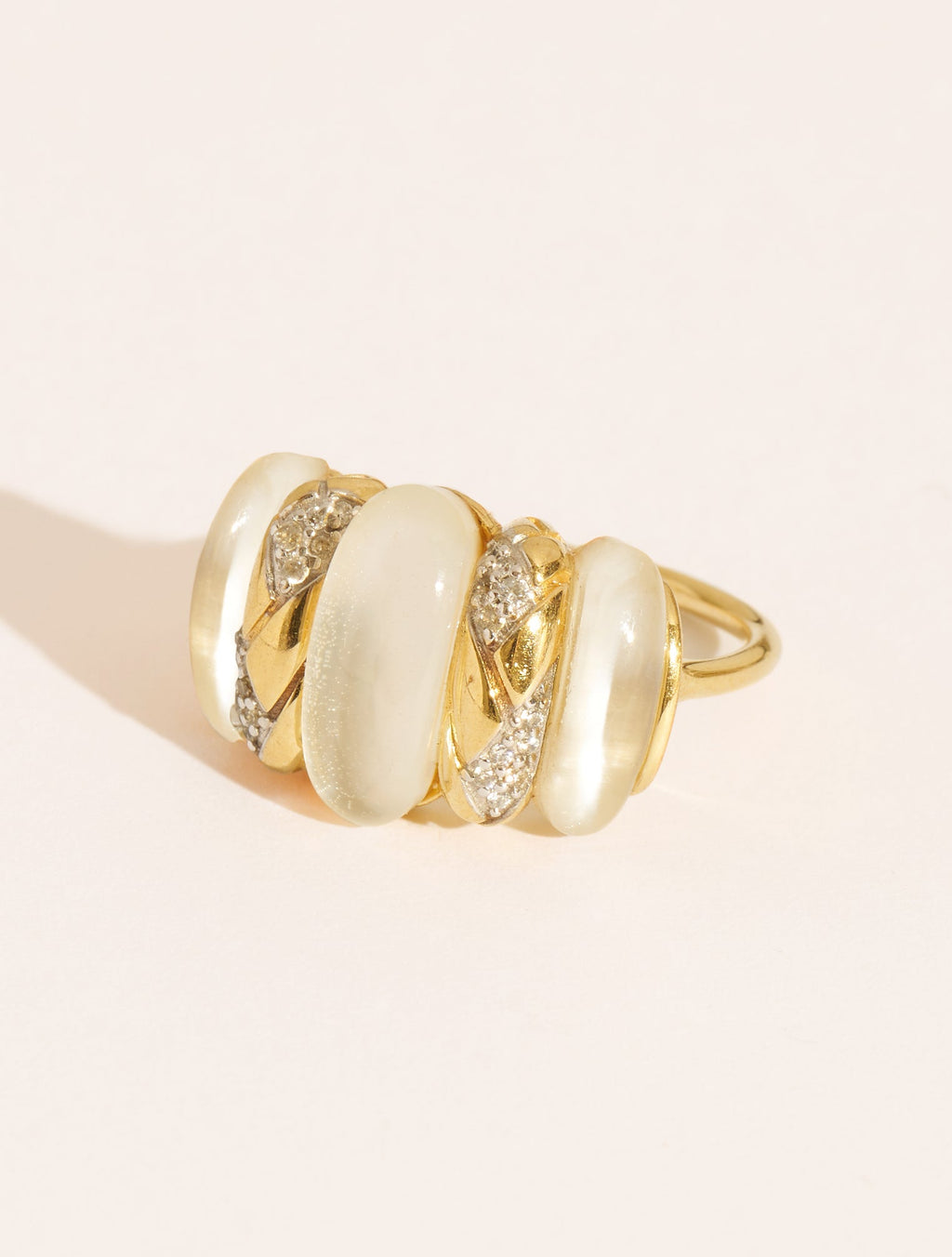 Oro Ring - Mother-of-pearl - front view