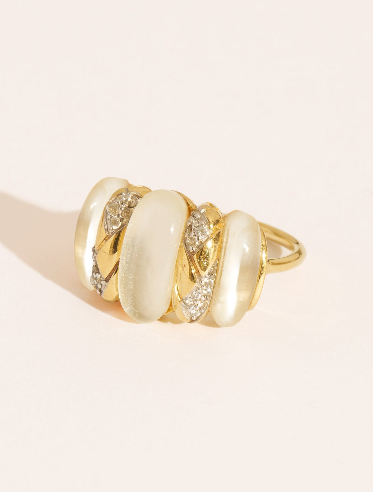 Oro Ring - Mother-of-pearl - front view