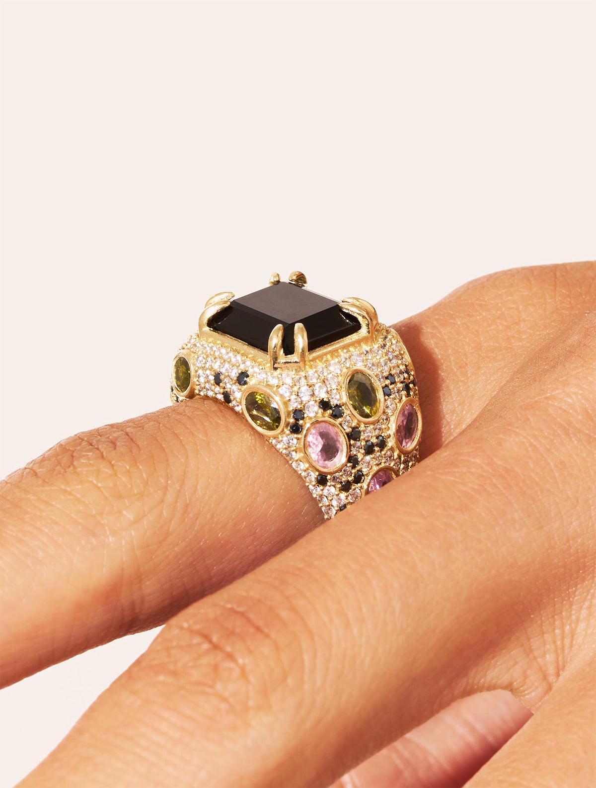 Panthère Ring - Quartz coloured Black - alternate view