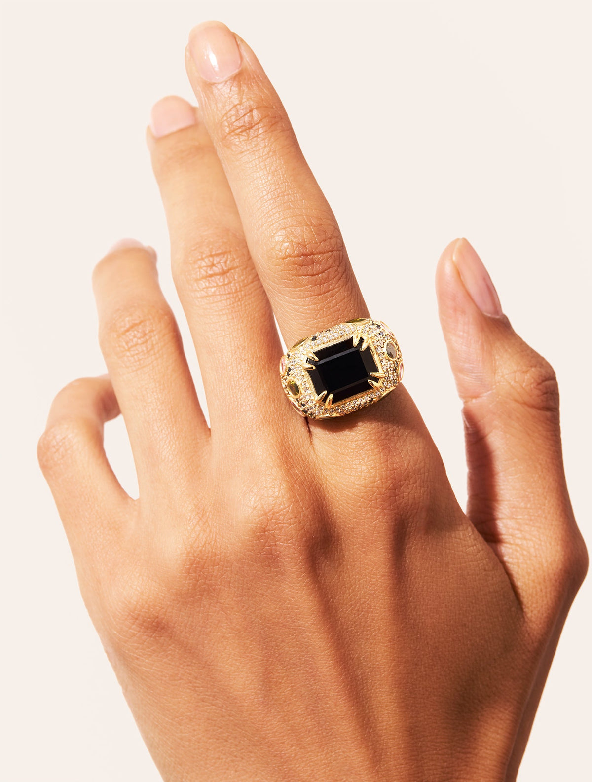 Panthère Ring - Quartz coloured Black - detail view
