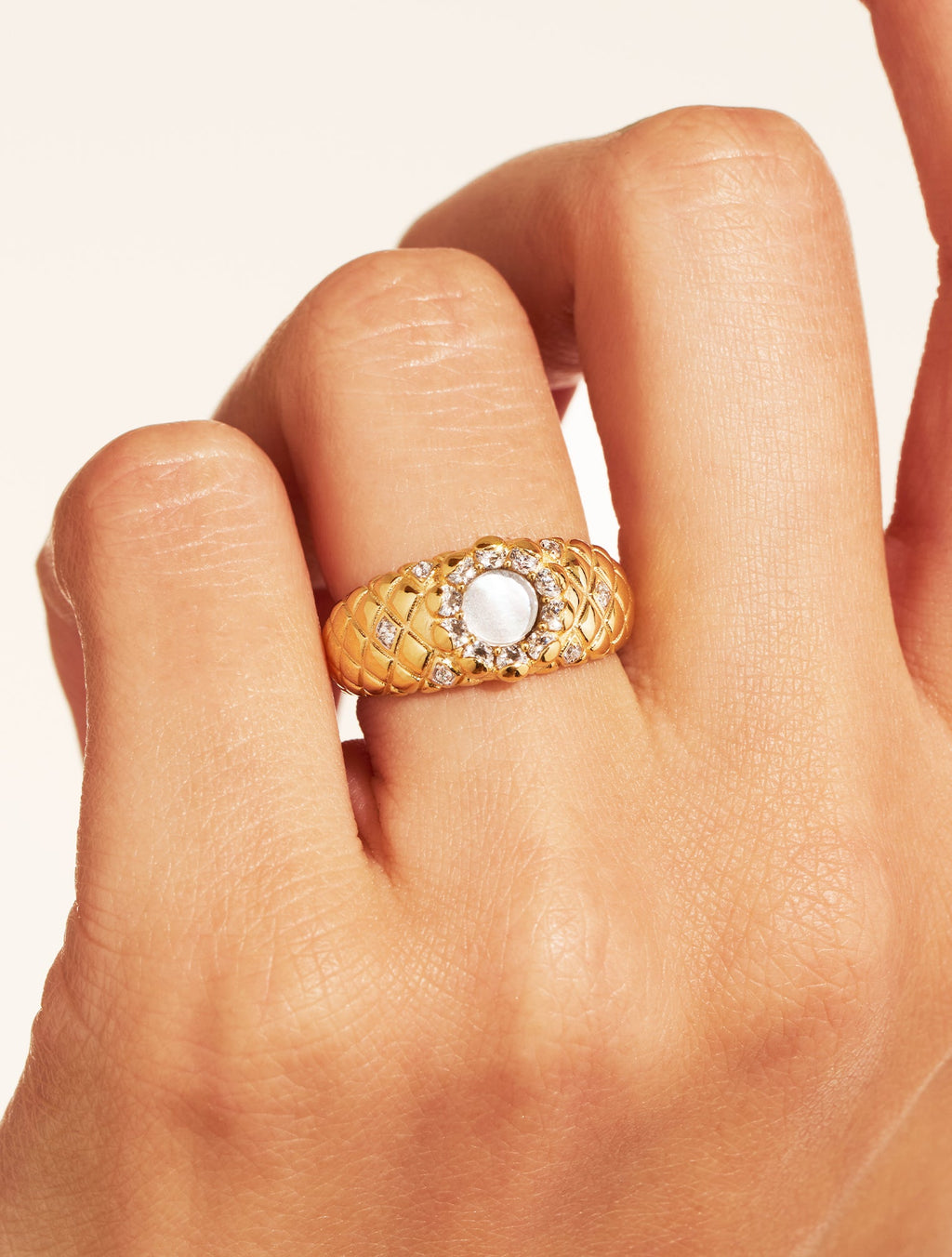 Rive Ring - D'or - Mother-of-pearl - alternate view