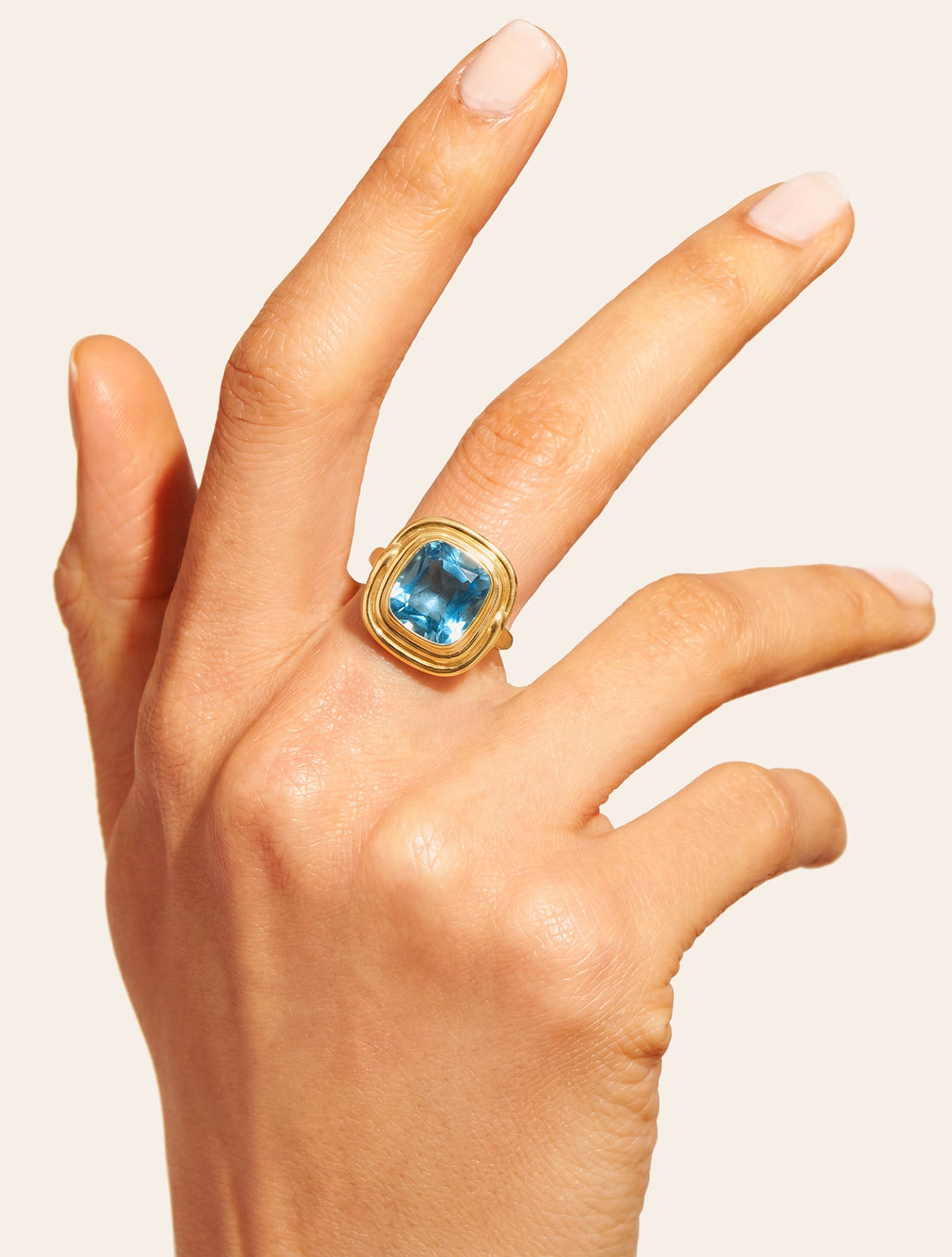 Square Ring - Quartz coloured Blue Light - Riviera - detail view