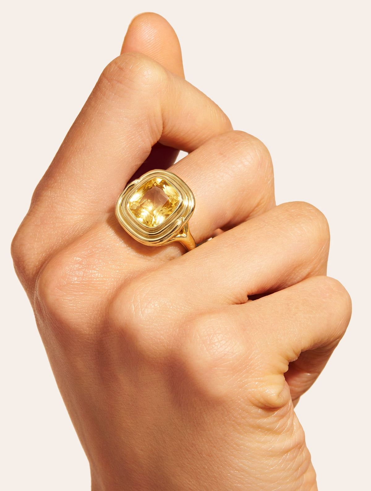 Square Ring - Quartz coloured Yellow - Riviera - detail view