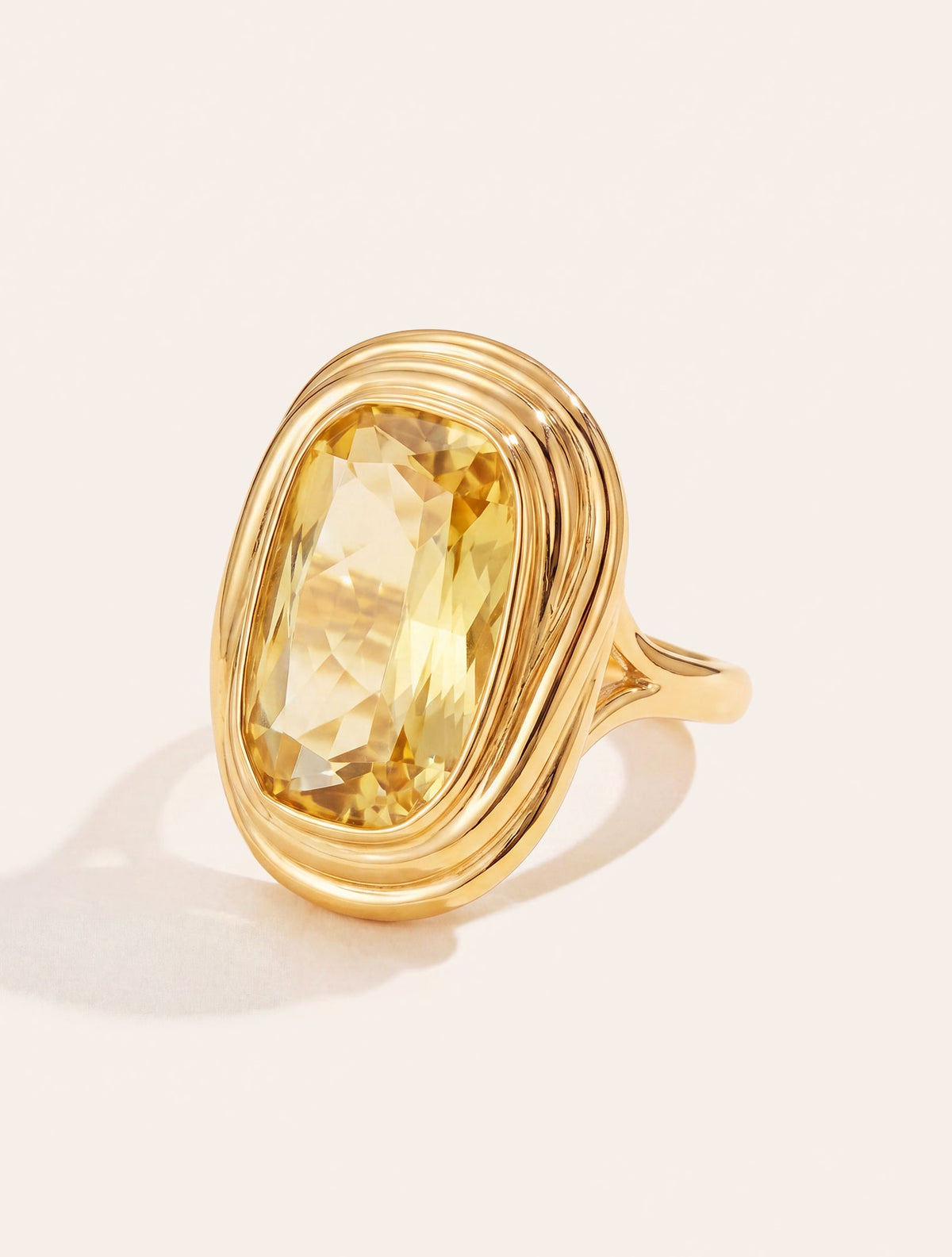 Oval Ring - Quartz coloured Yellow - Riviera - front view
