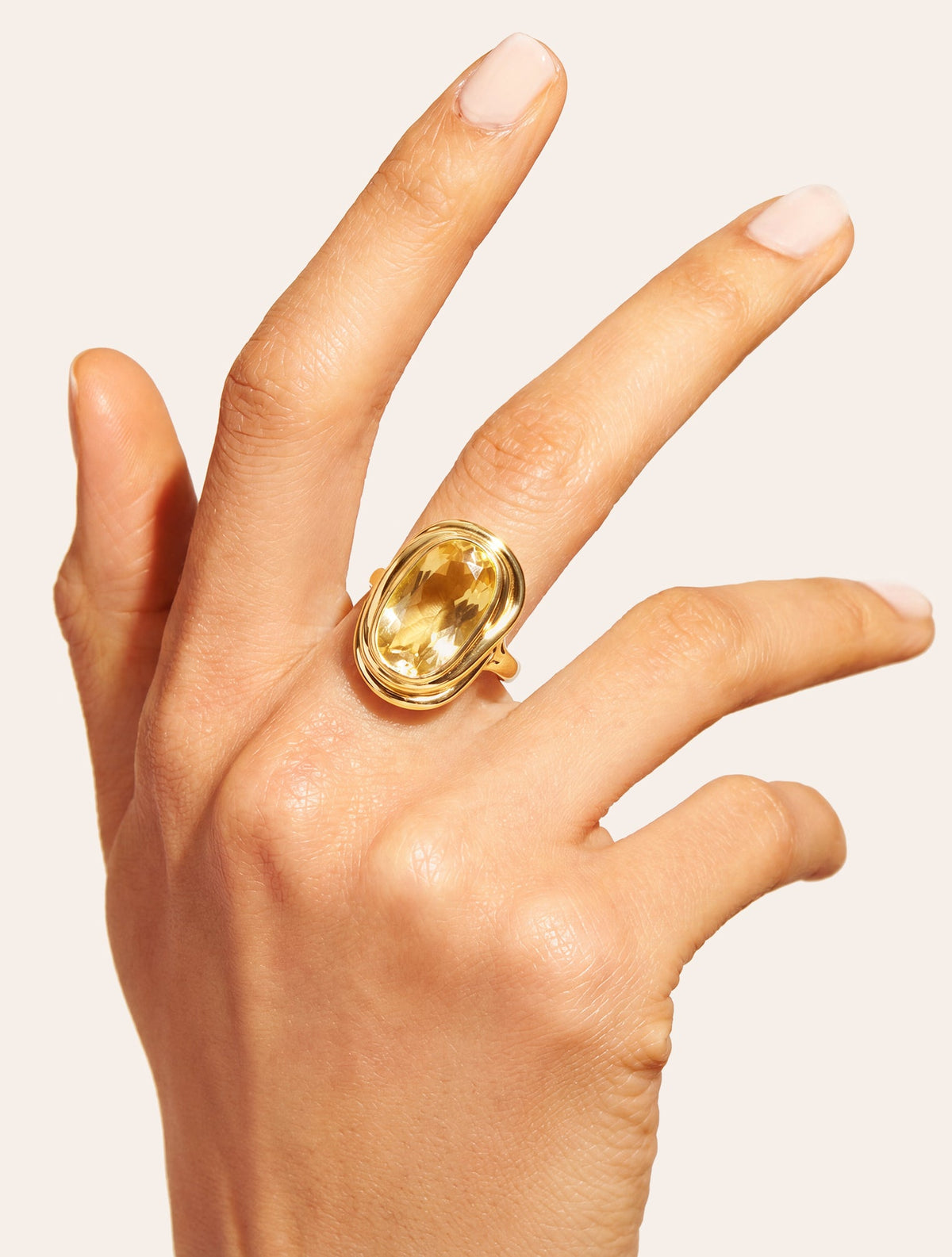 Oval Ring - Quartz coloured Yellow - Riviera - detail view