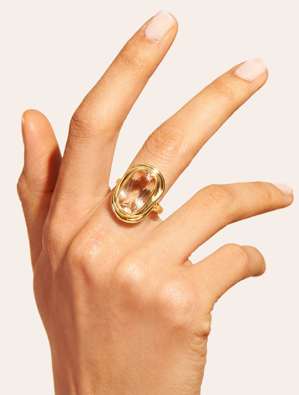 Oval Ring - Quartz coloured Pink - Riviera - detail view