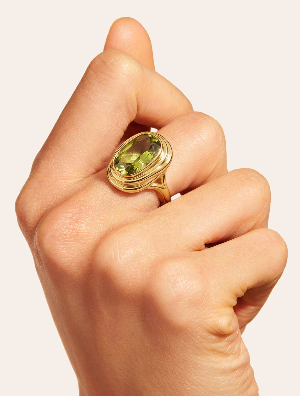 Oval Ring - Quartz coloured Green Light - Riviera - detail view
