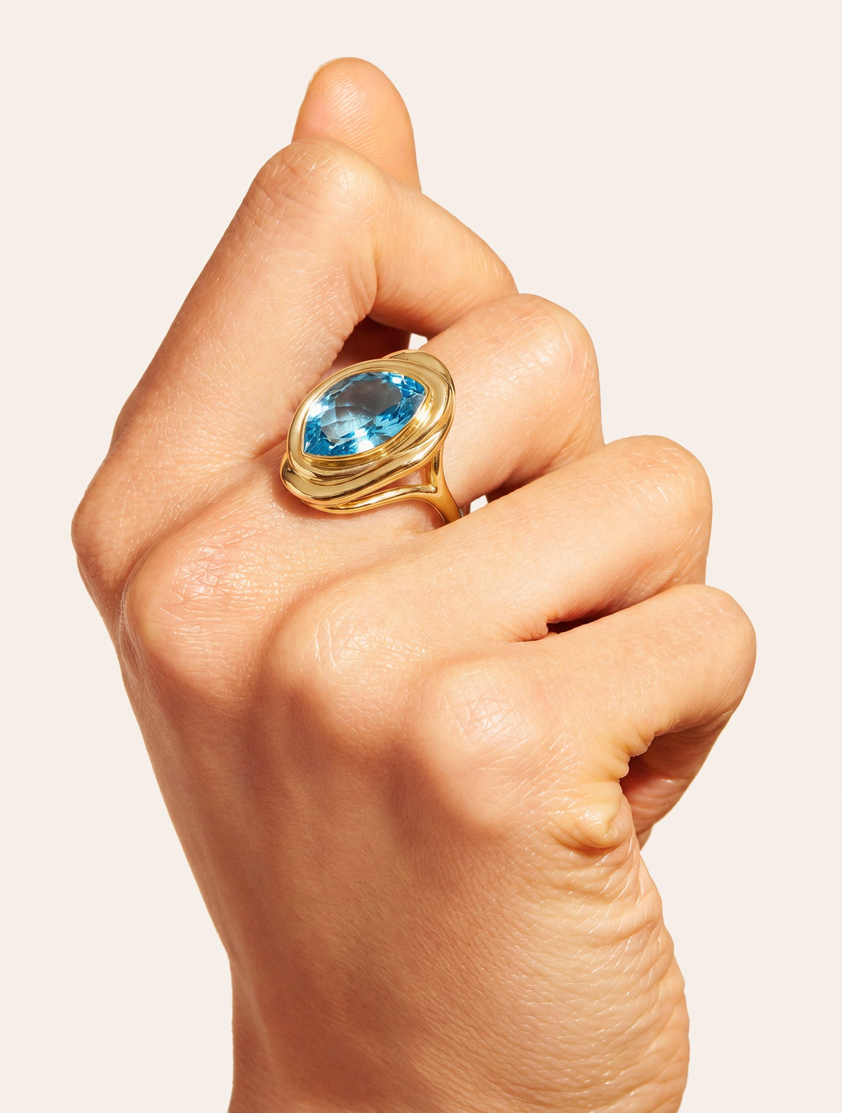 Poire Ring - Quartz coloured Blue Light - Riviera - detail view