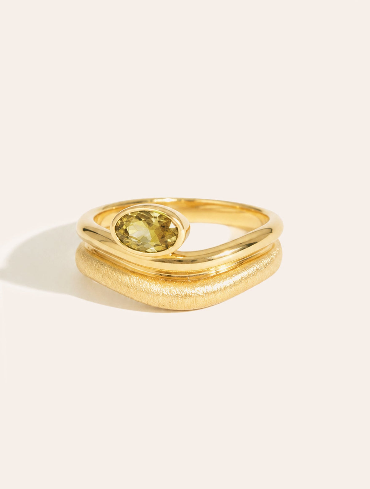 Vague Ring - Quartz coloured Green Light - Riviera - front view