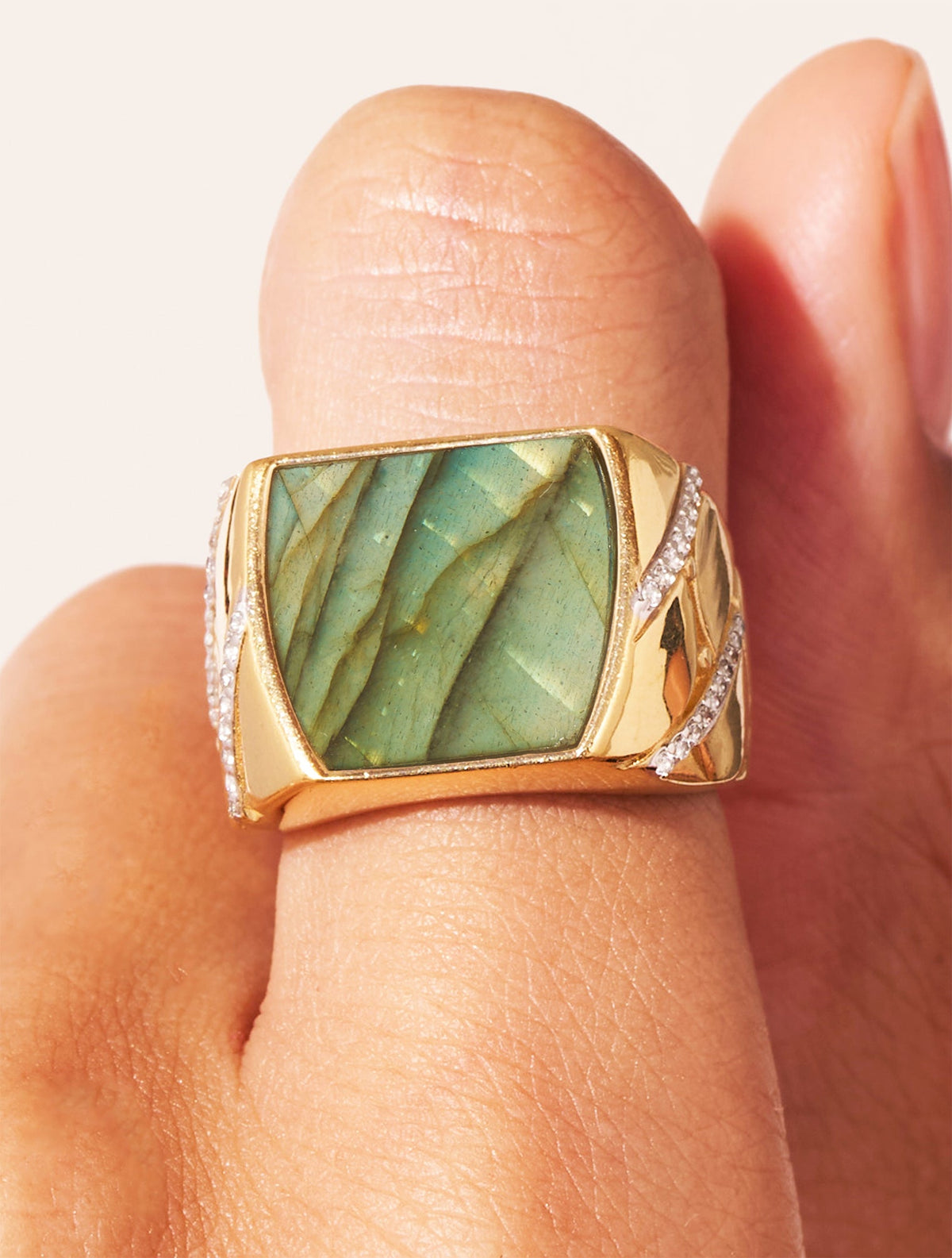 Seema Ring - Labradorite - detail view
