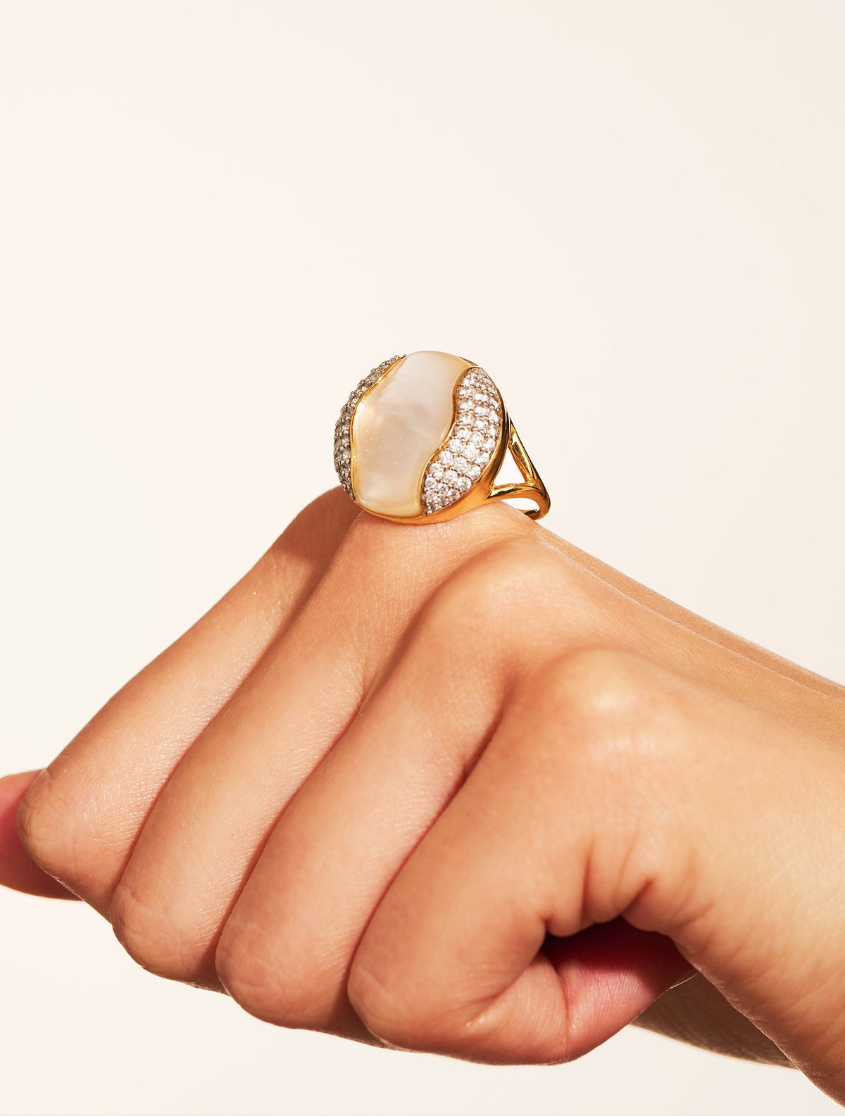 Vertige Ring - Mother-of-pearl - detail view