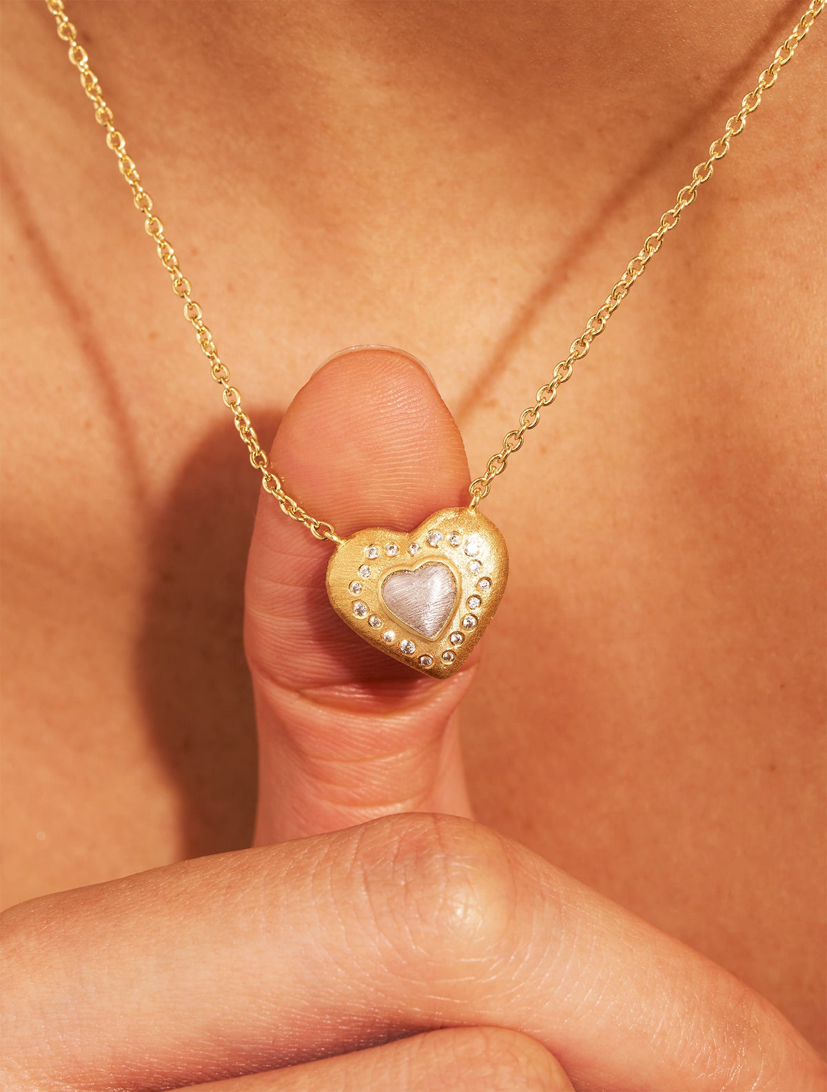 Magnetique Necklace - Coeur - Zircon White and argent - detail view