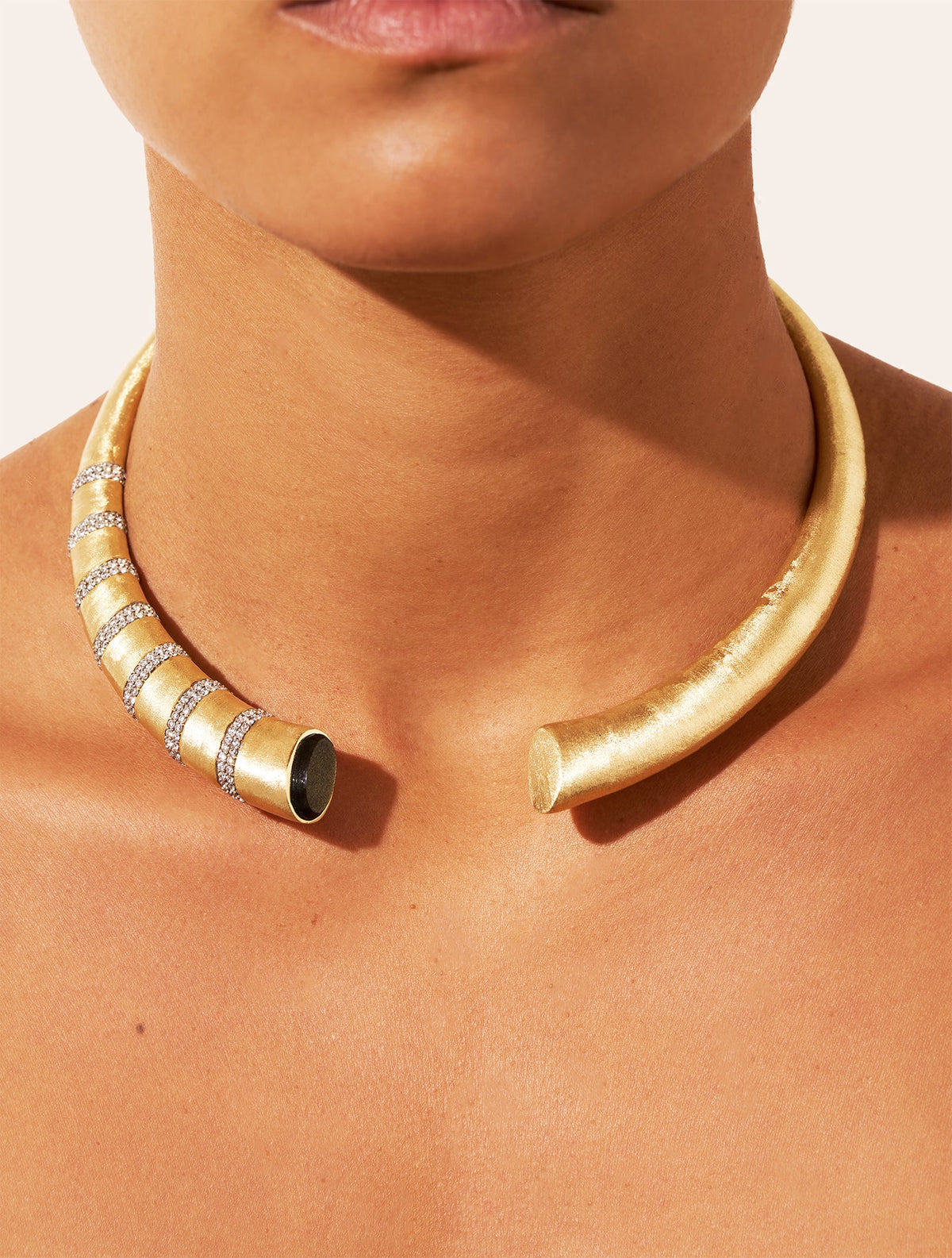 Torque Necklace - Minuit - Golden Obsidienne - detail view