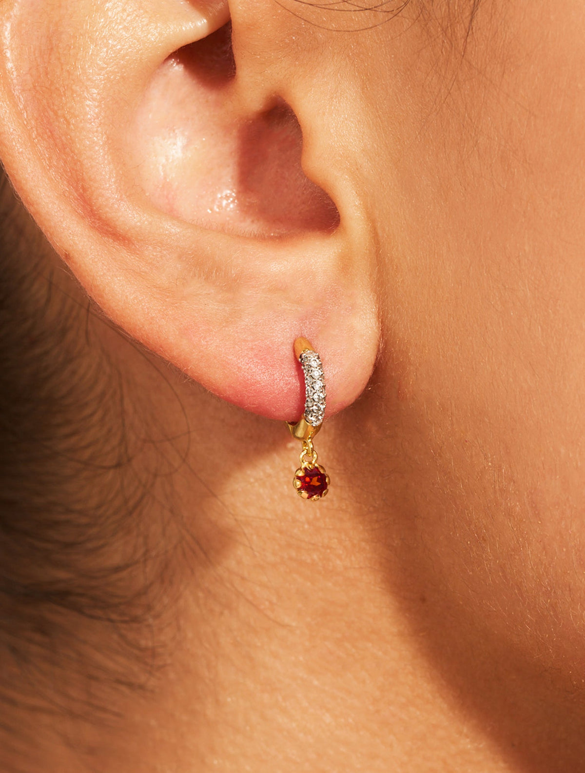 Mini Hoop earrings Rive D'or pampilles - Zircons grenat - alternate view