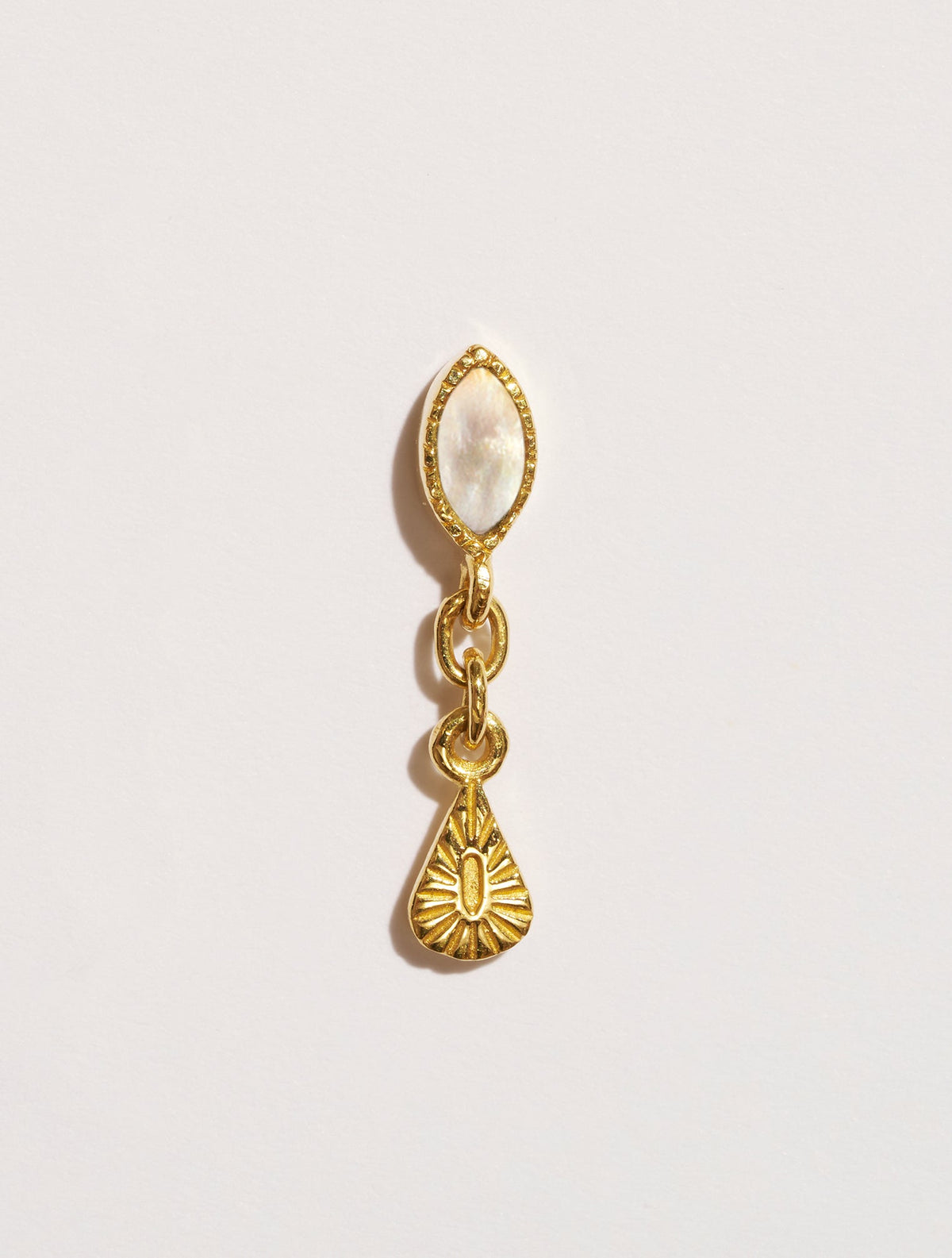 Mono earring Nala - Mother-of-pearl - front view
