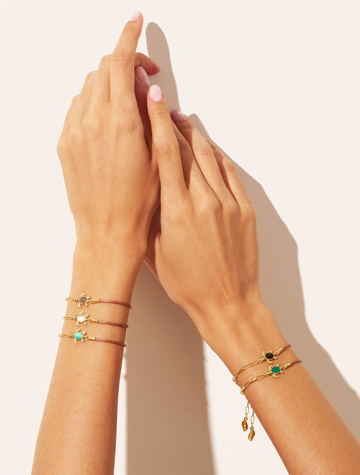 Tortue Bracelet - Mother-of-pearl/beige - Sun sauvage II - detail view