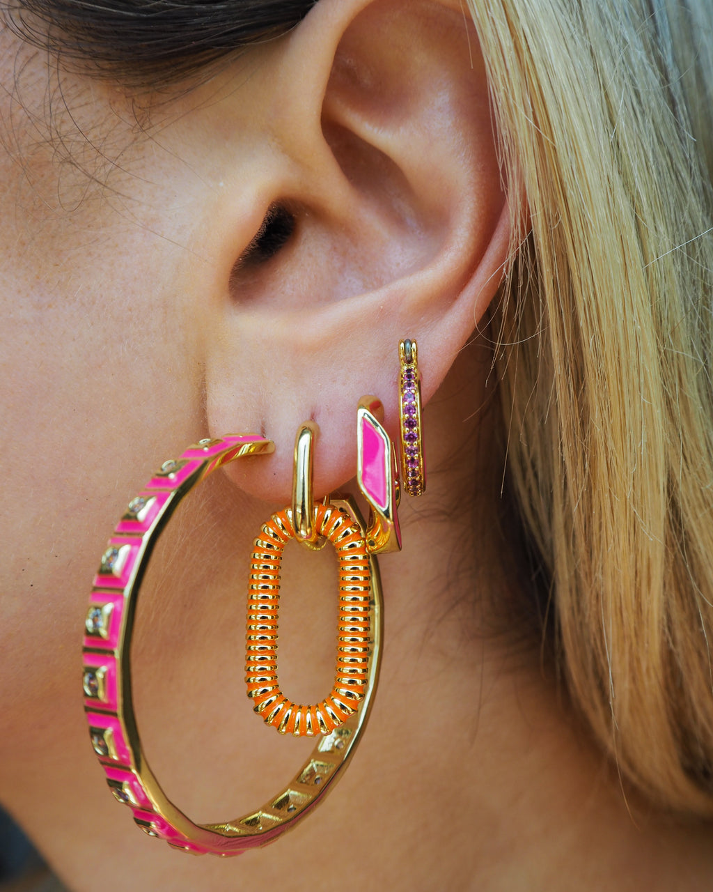 XL Pyramid Stud Hoops- Hot Pink - Gold — detail view