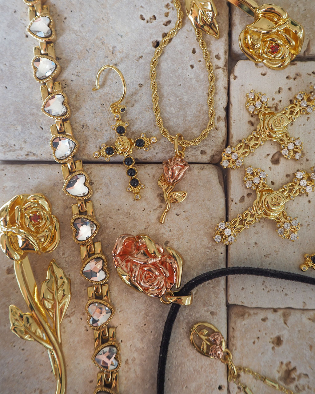 Cross My Heart Bracelet - Gold — detail view