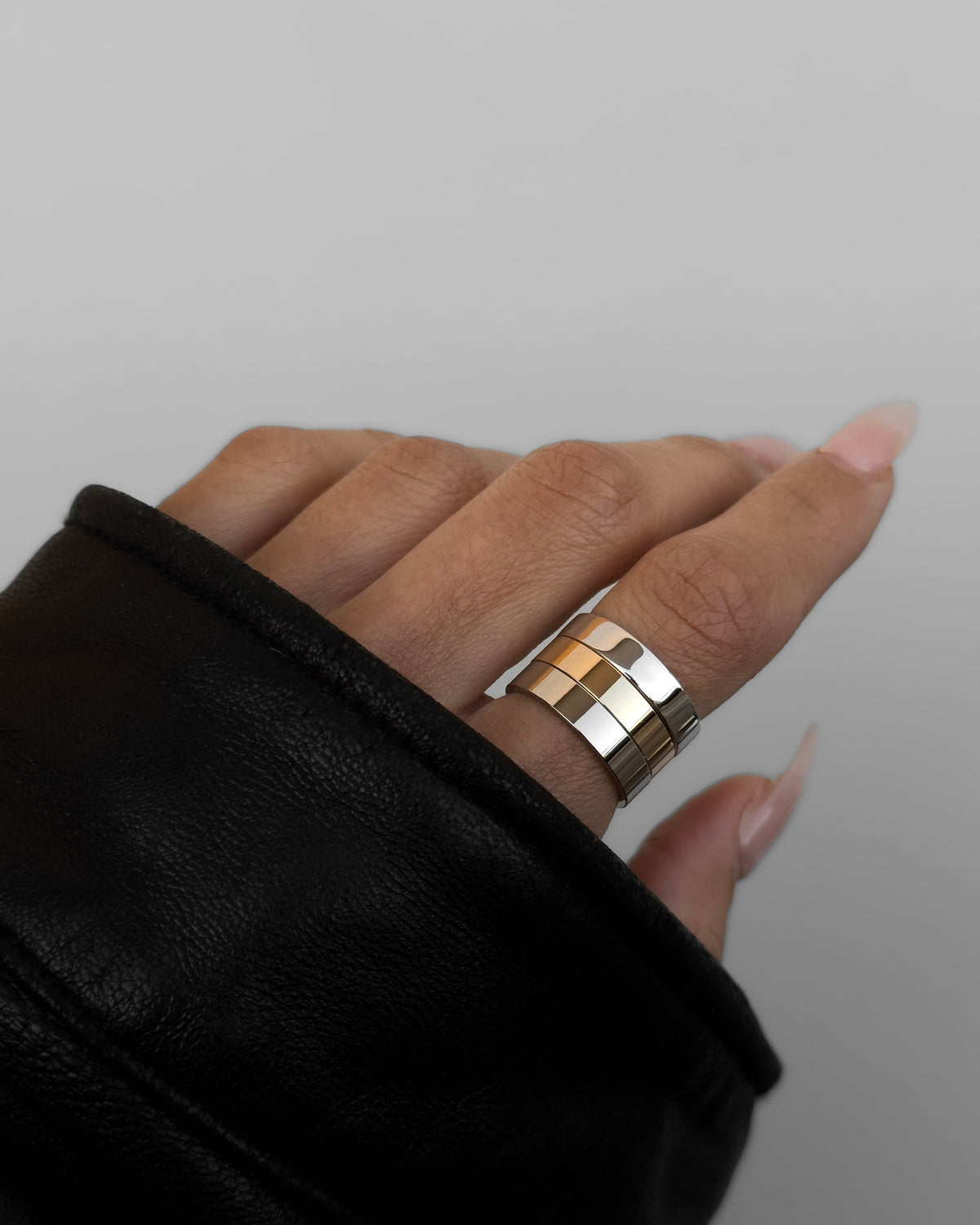 Classique Cigar Band- 4mm - Rings — alternate view 2 2