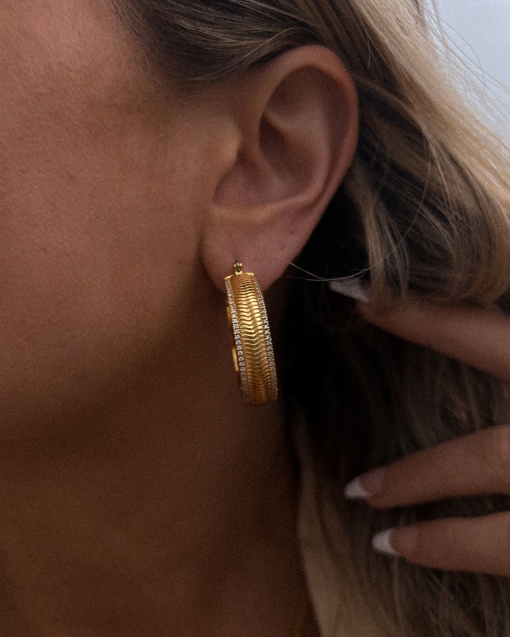 Wavey Snake Chain Hoops - Silver — detail view