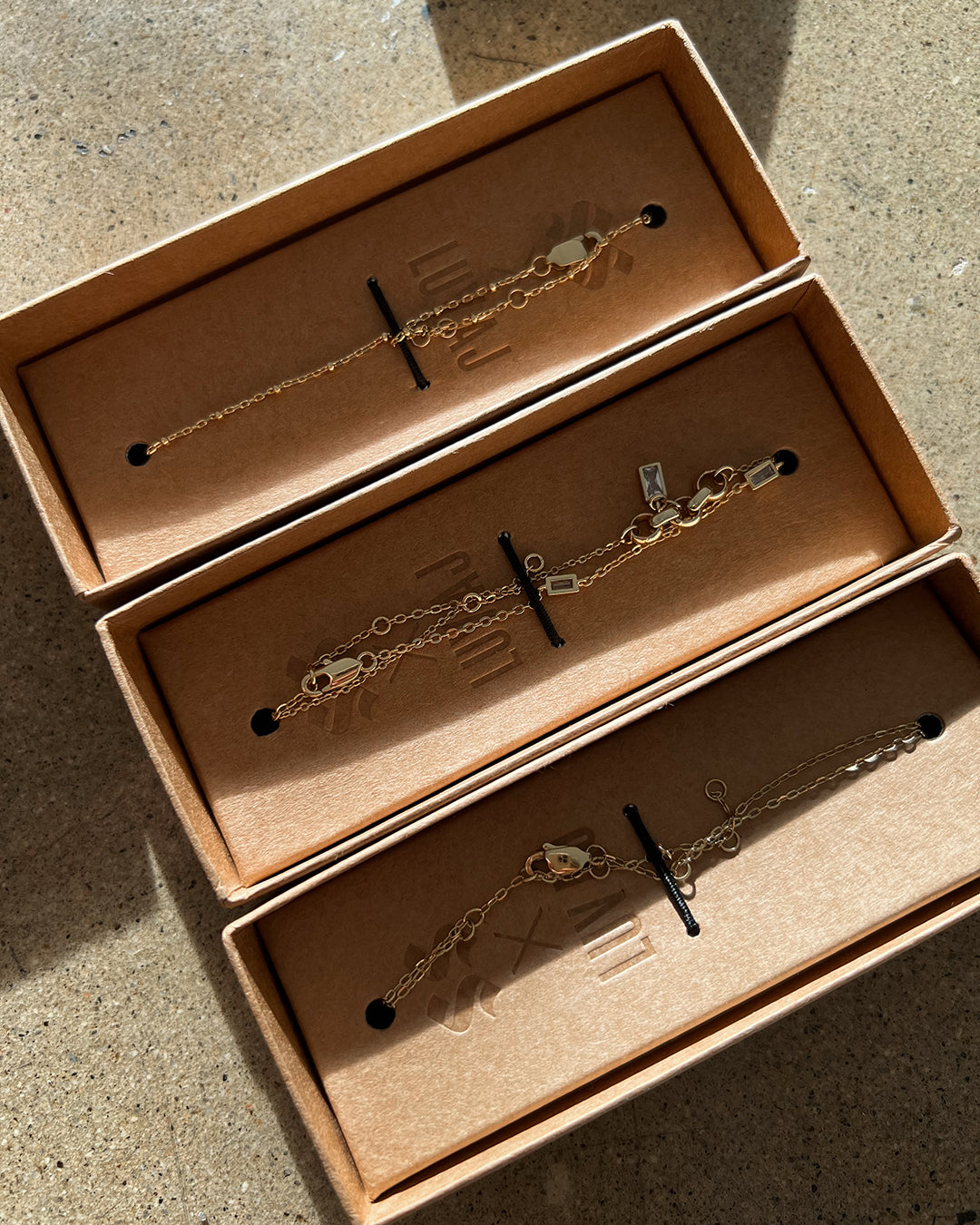 Take Me to the Bungalows Anklet - Gold — another angle