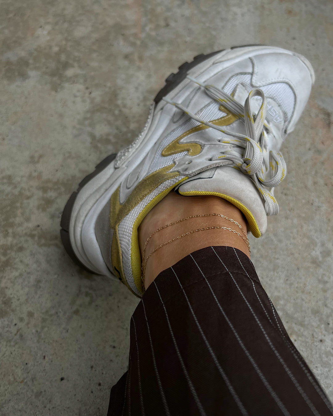 Take Me to the Bungalows Anklet - Gold — detail view