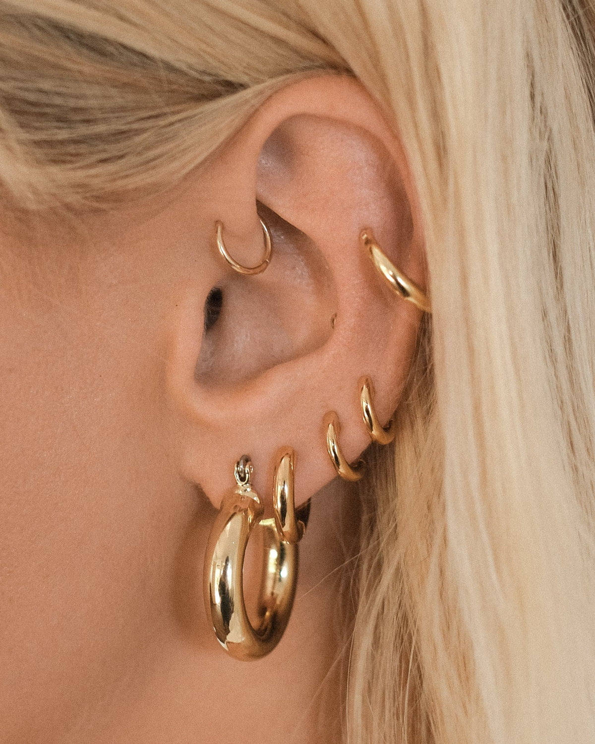 Sicily Huggies - Gold - Earrings — detail view 2
