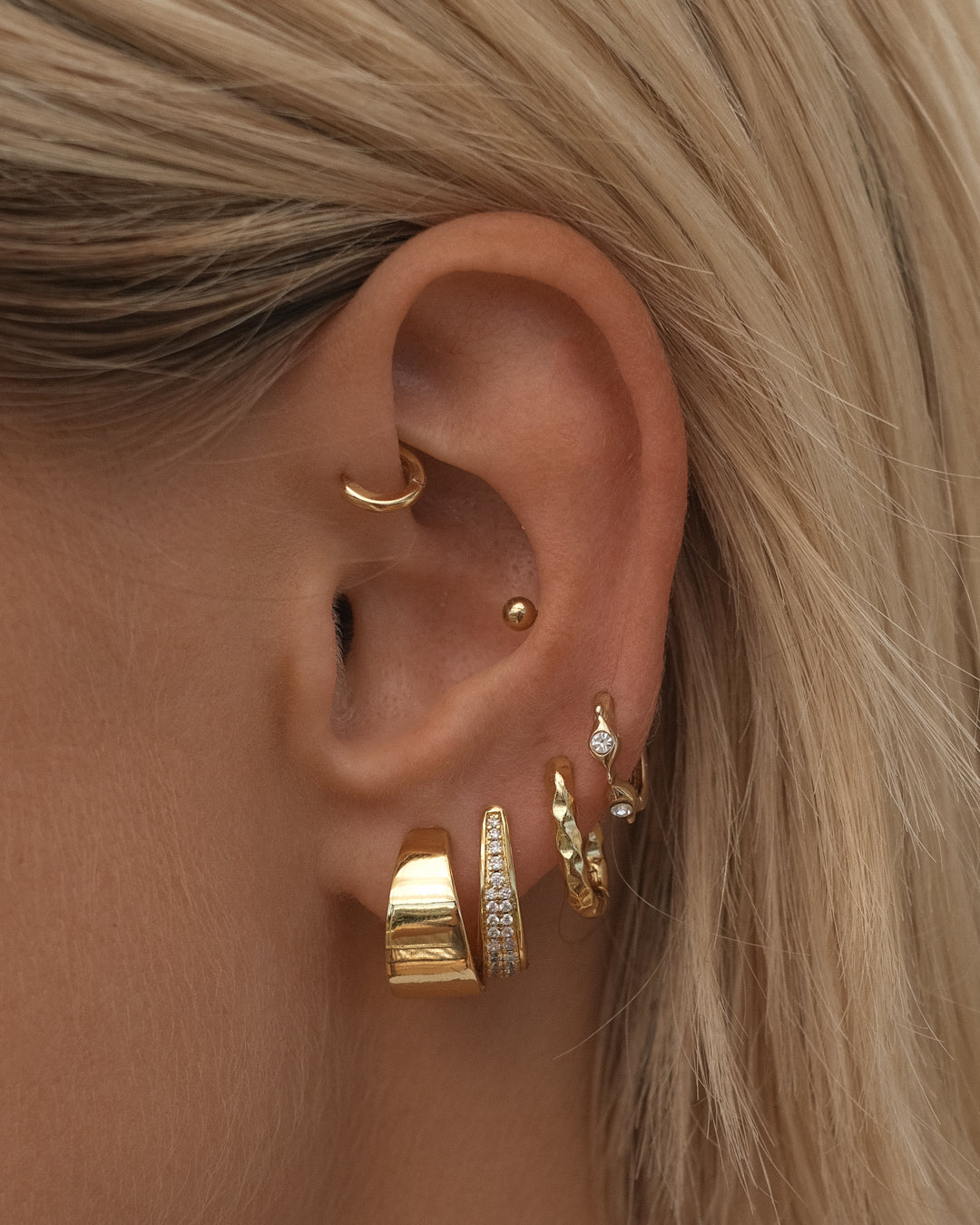 Hammered Chain Link Huggies - Gold — alternate angle