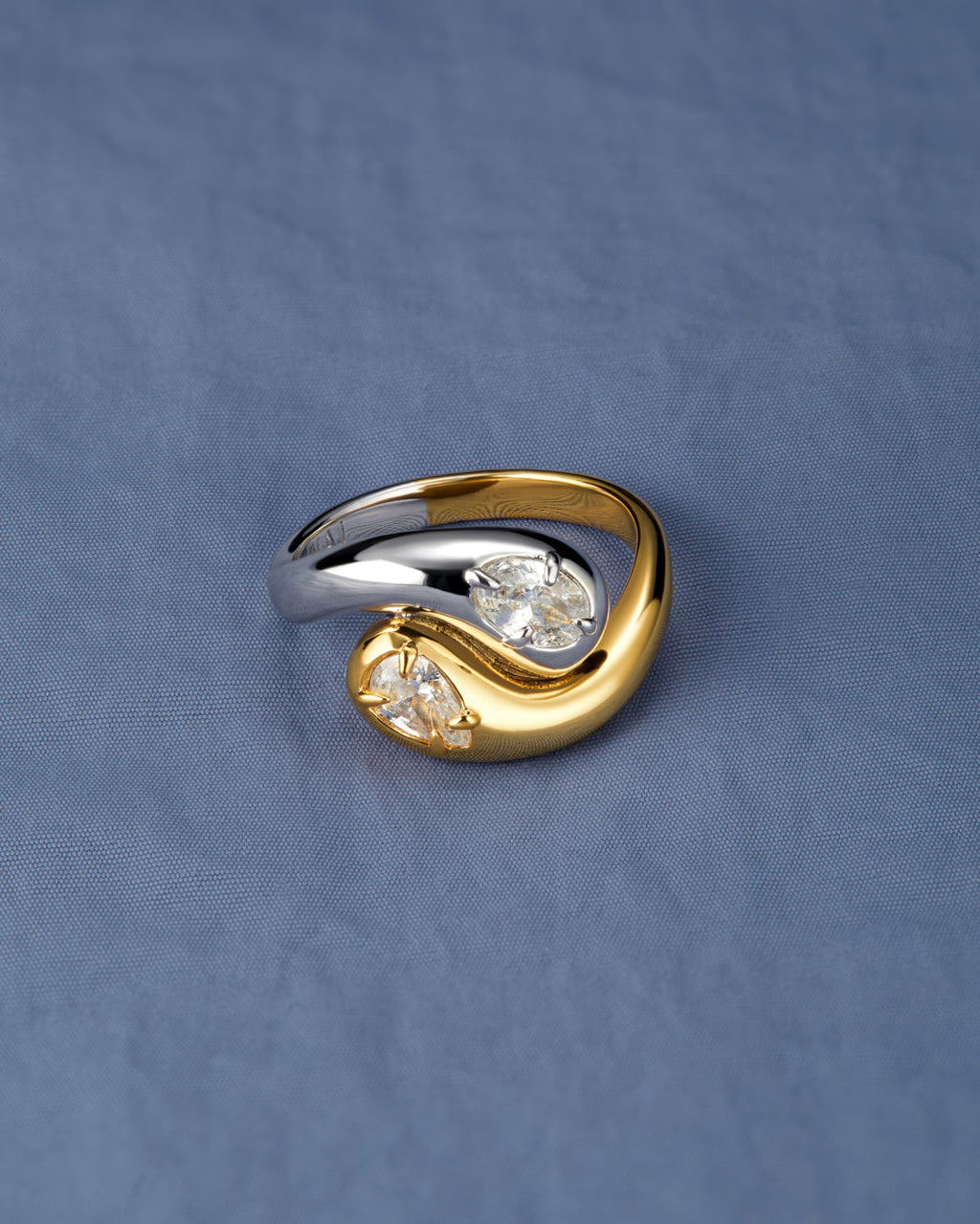Bianco Nero Interlock Ring — alternate view