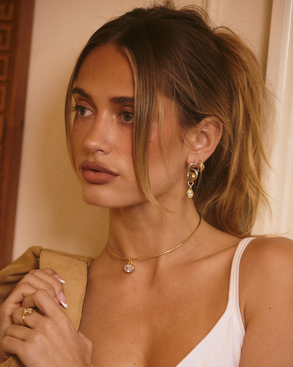 Marais Pendant Wire Necklace - Gold — detail view