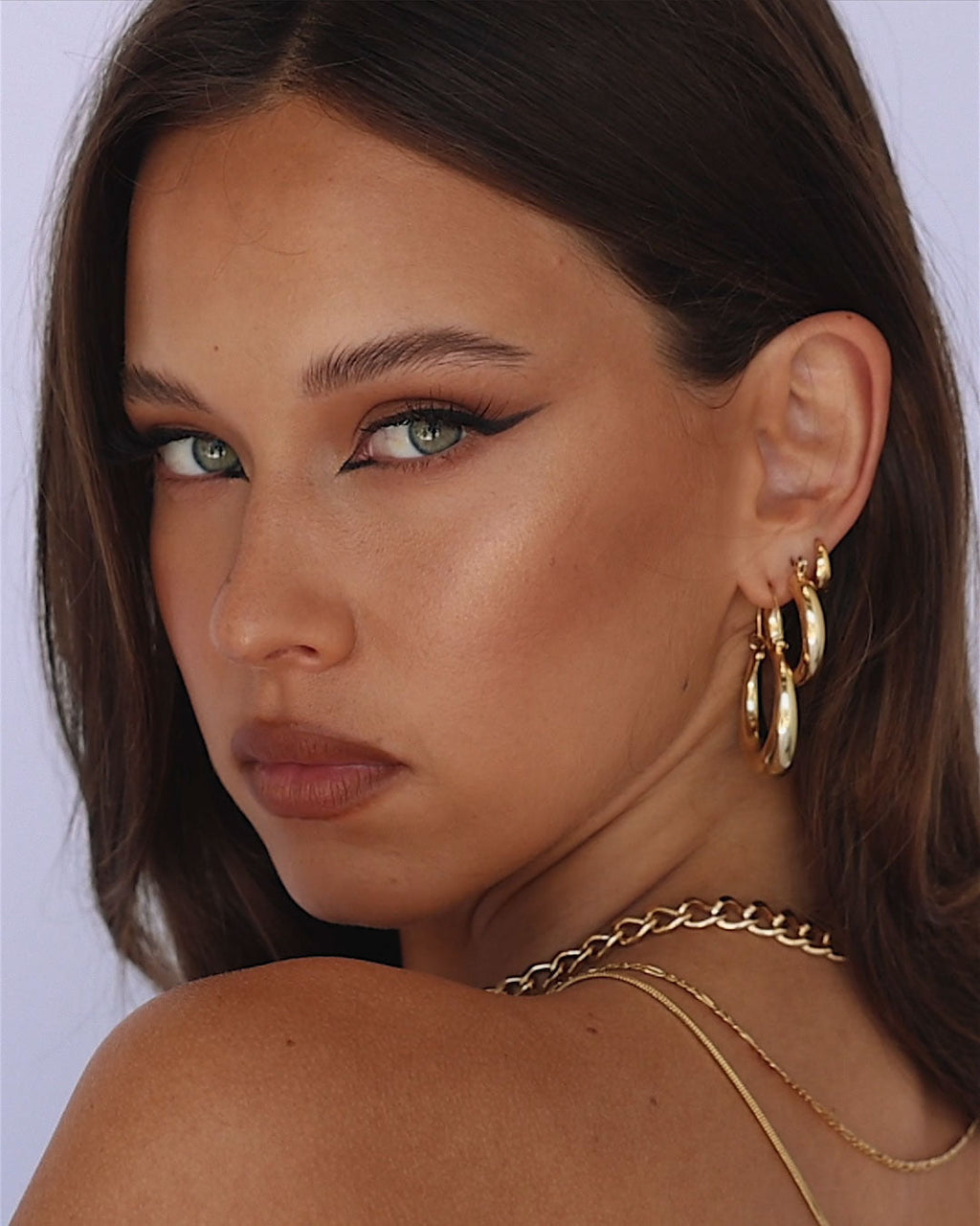 Plain Amalfi Huggies - Gold - Earrings — detail view