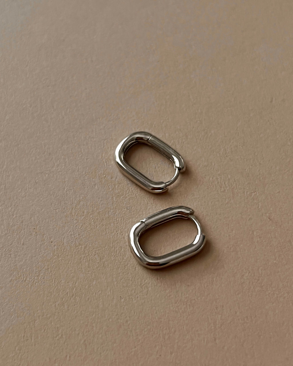 Chain Link Huggies - Silver — detail view