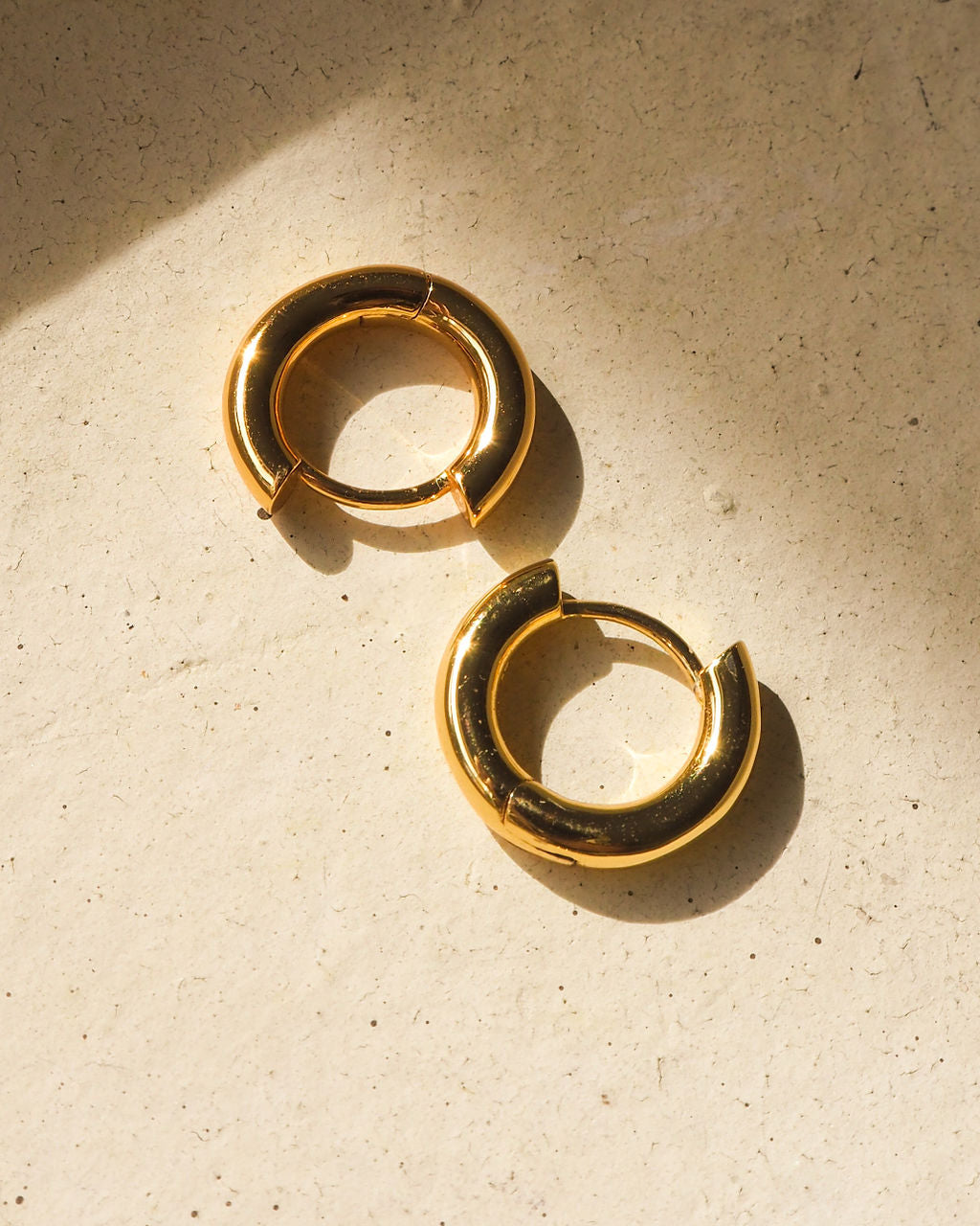 Plain Amalfi Huggies - Gold - Earrings — alternate view 2
