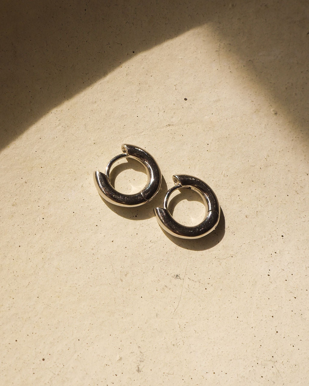 Plain Amalfi Huggies - Silver - Earrings — alternate view 2