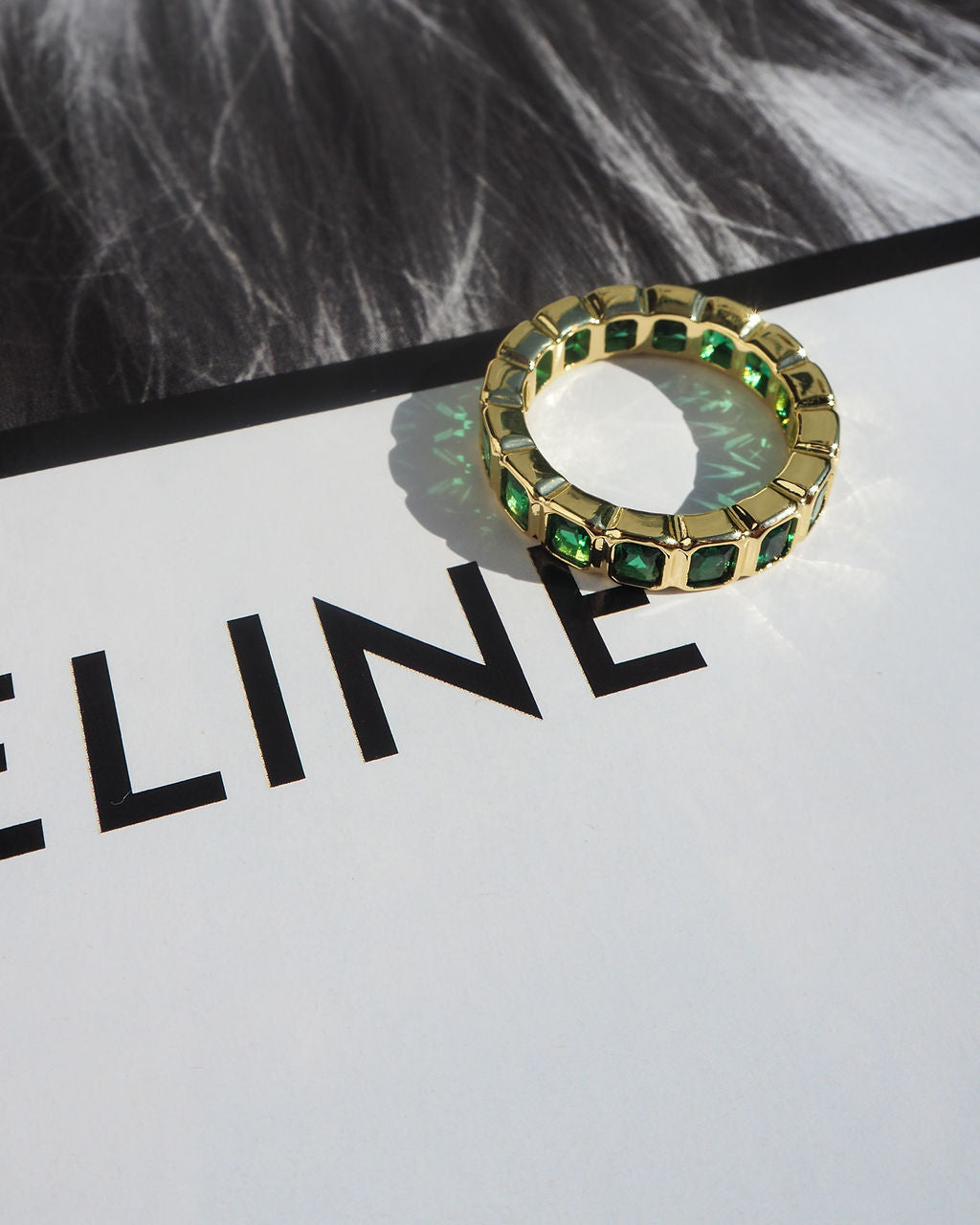 Bezel Emerald Ballier Ring - Emerald Green - Gold — detail view