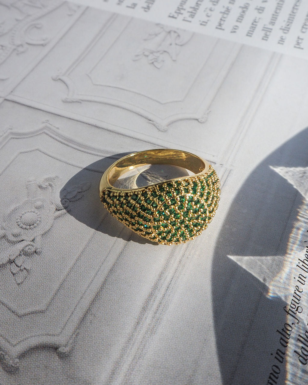 Pavé Signet Ring - Emerald Green - Gold — detail view