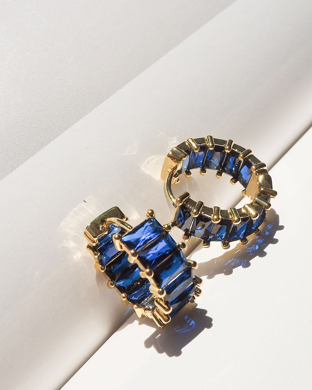 Emerald Ballier Huggies - Blue Sapphire - Gold - Earrings — detail view