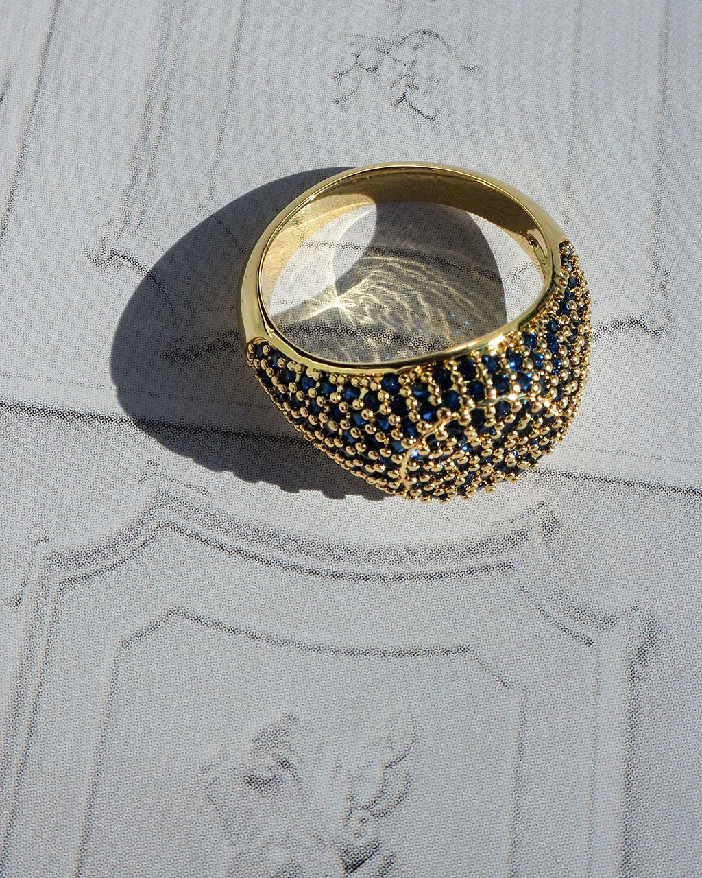 Pavé Signet Ring - Blue Sapphire - Silver — detail view