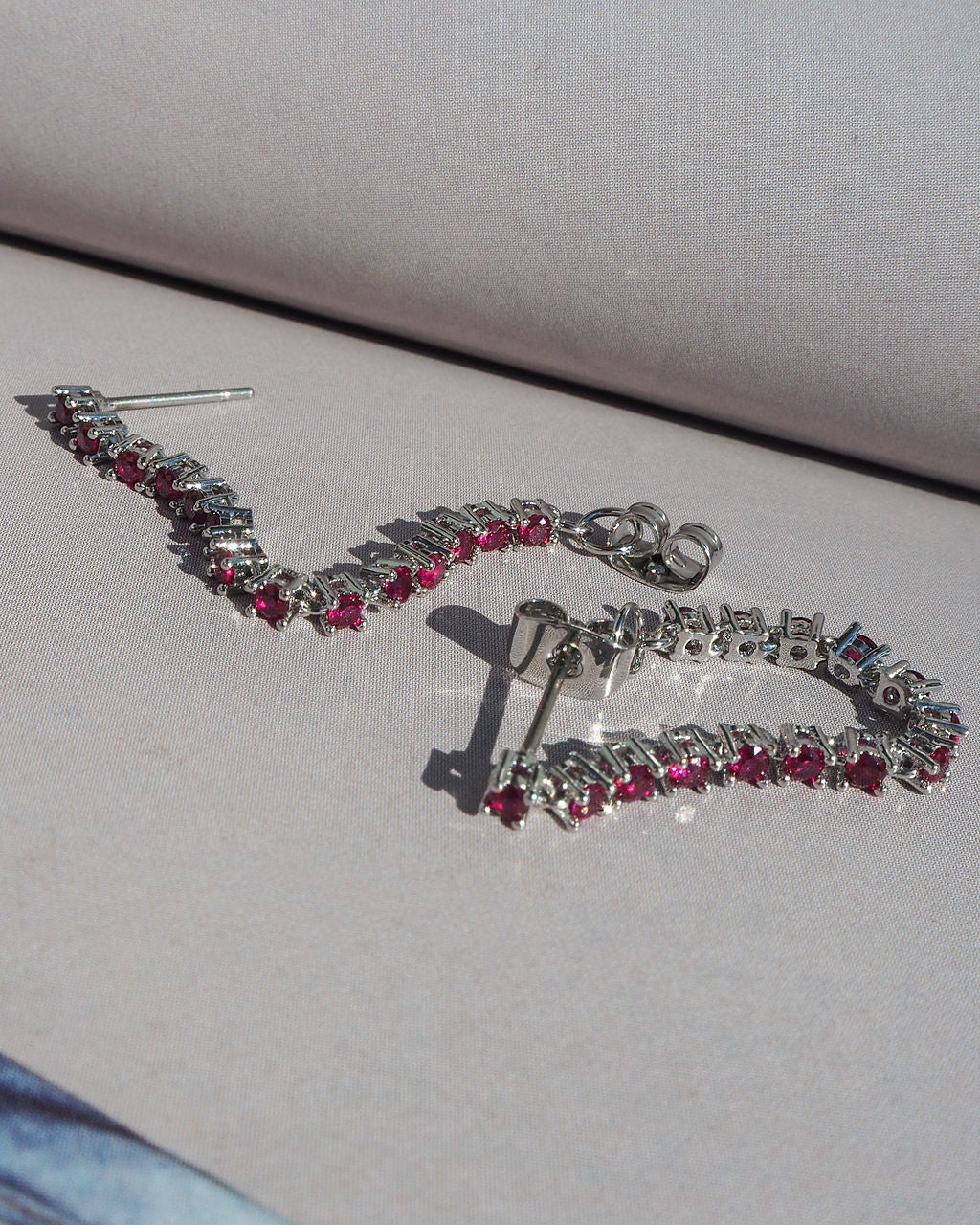 Ballier Chain Studs - Ruby Red - Gold — detail view