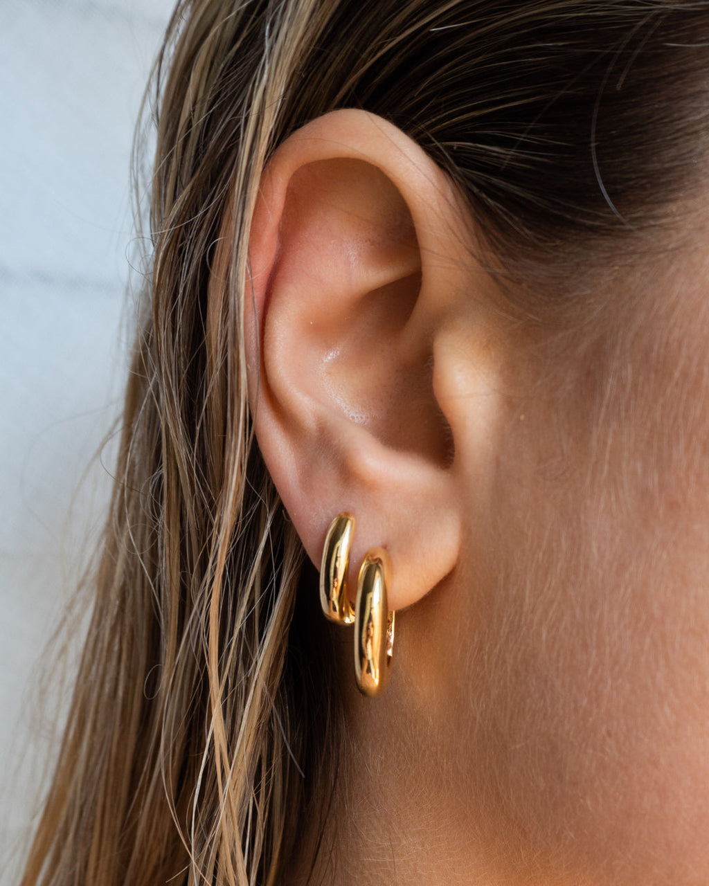 Mini Carmella Huggies (15mm) - Gold - Earrings — alternate view 2